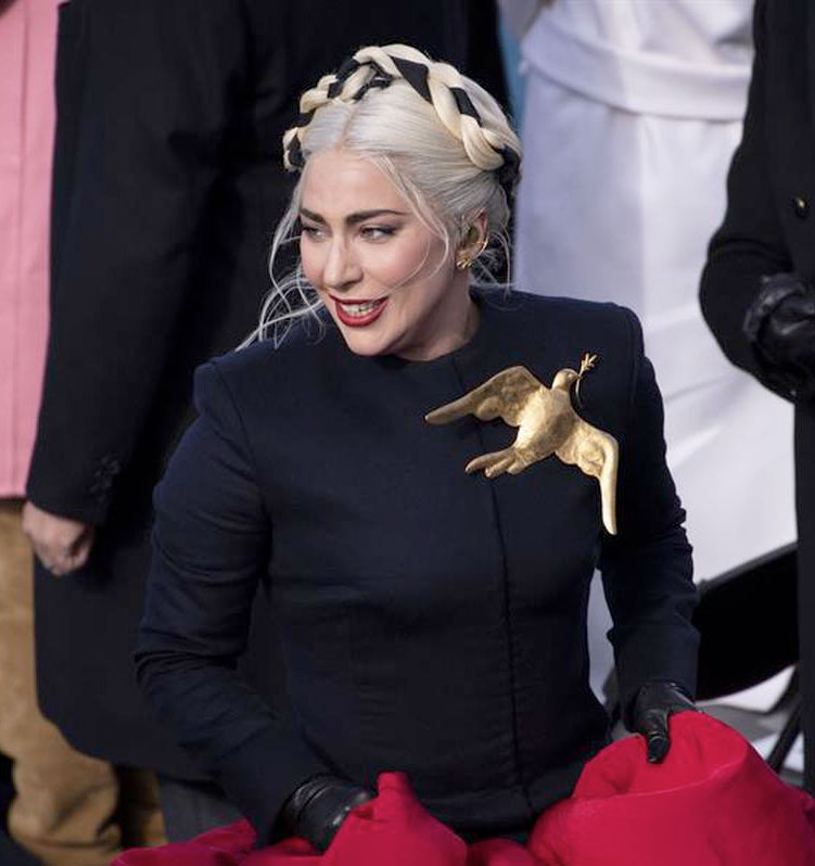 Schiaparelli lanza con fin solidario el broche que lució Lady Gaga con Biden